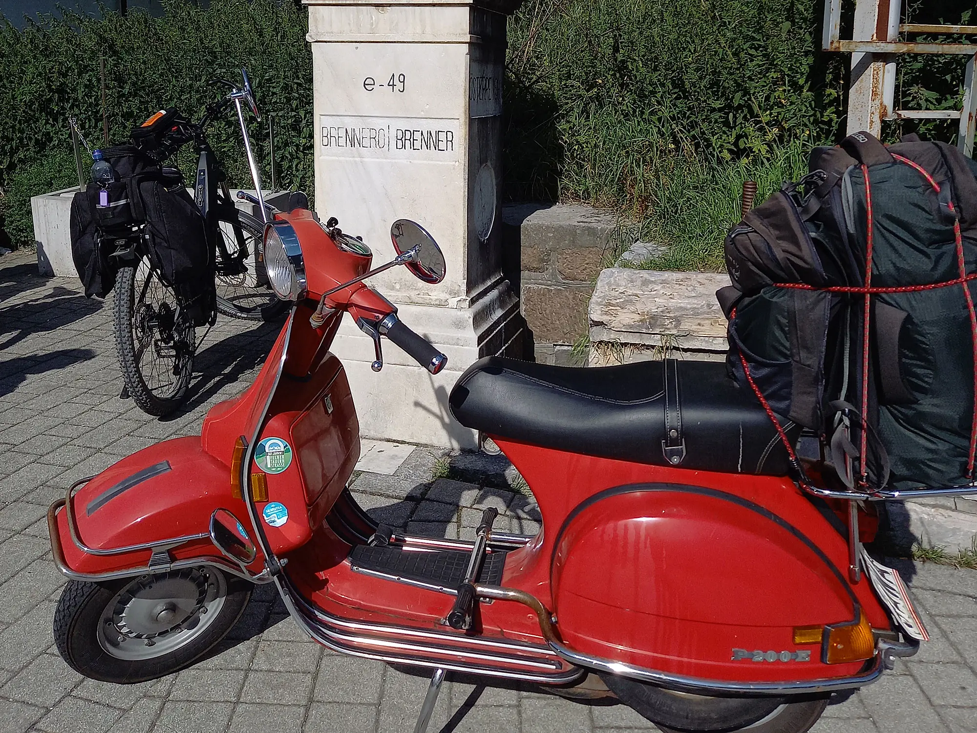 Rote Vespa am Brenner - Rote Roller Routen