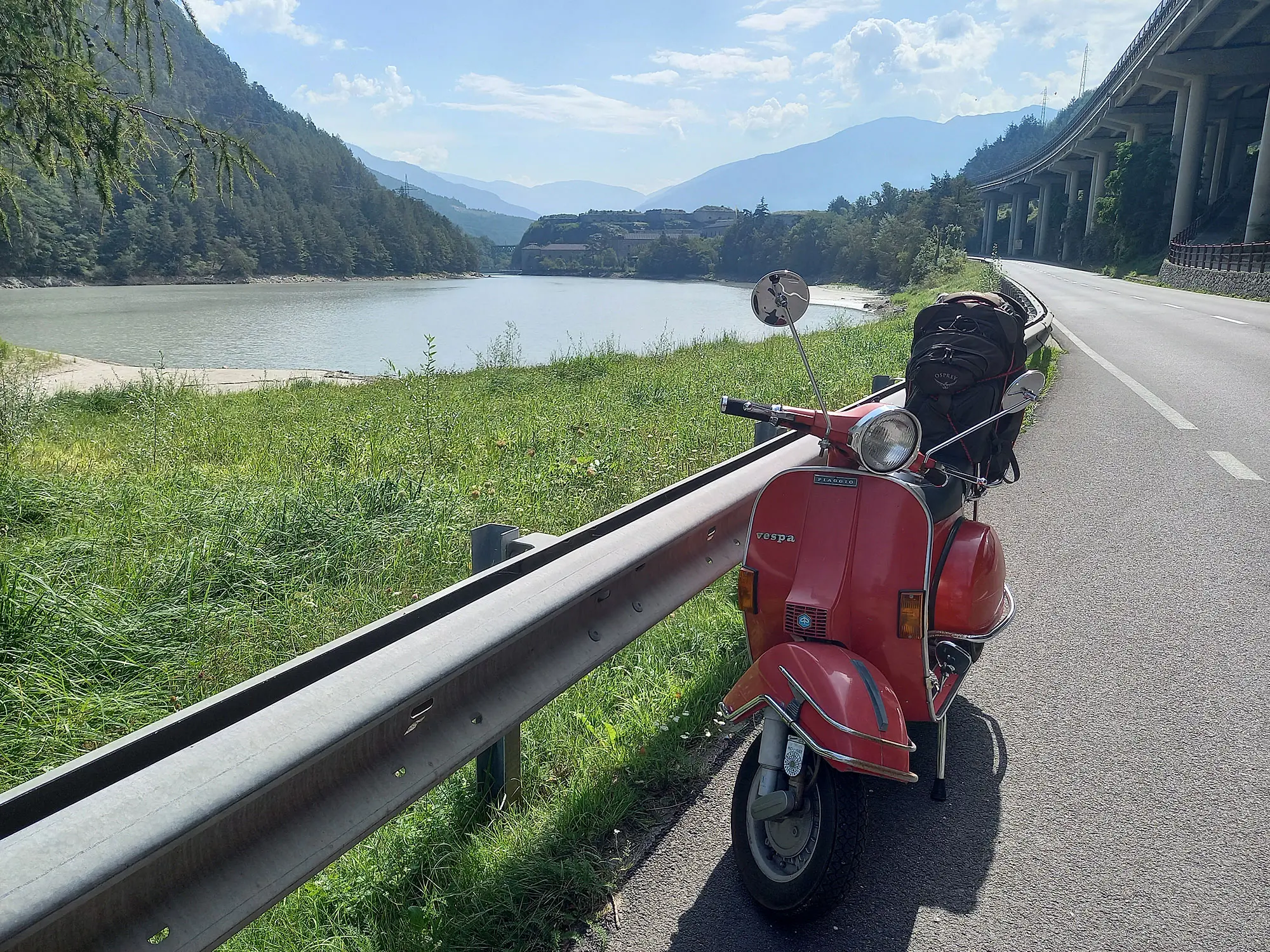 Rote Vespa am Stausee Franzensfeste - Rote Roller Routen