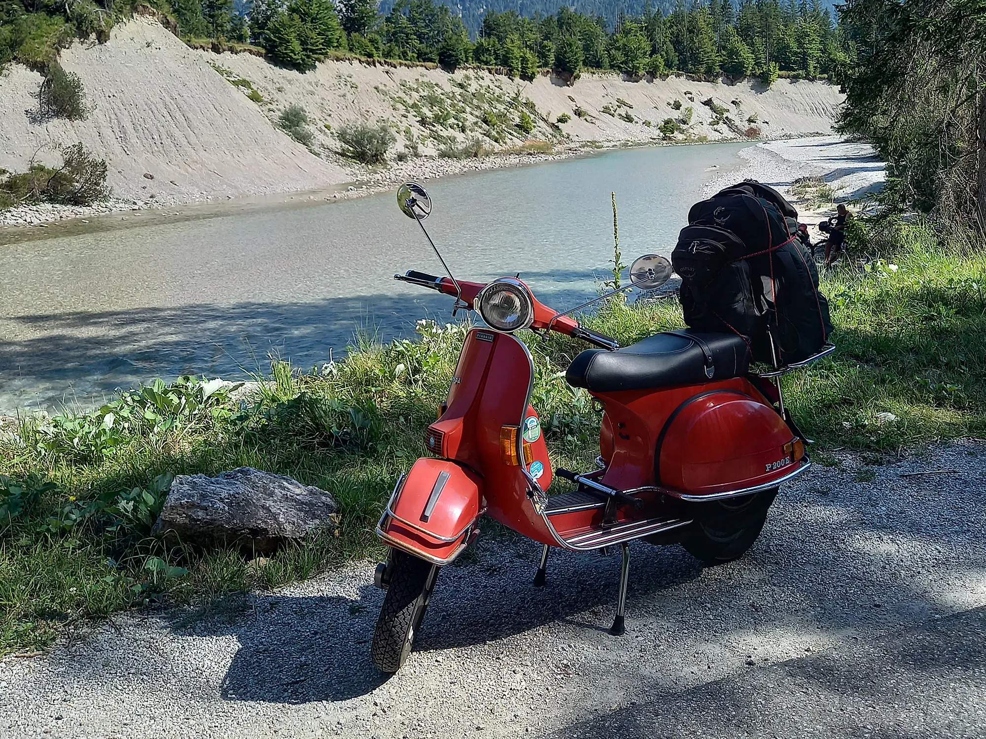 Rote Vespa an der Isar - Rote Roller Routen