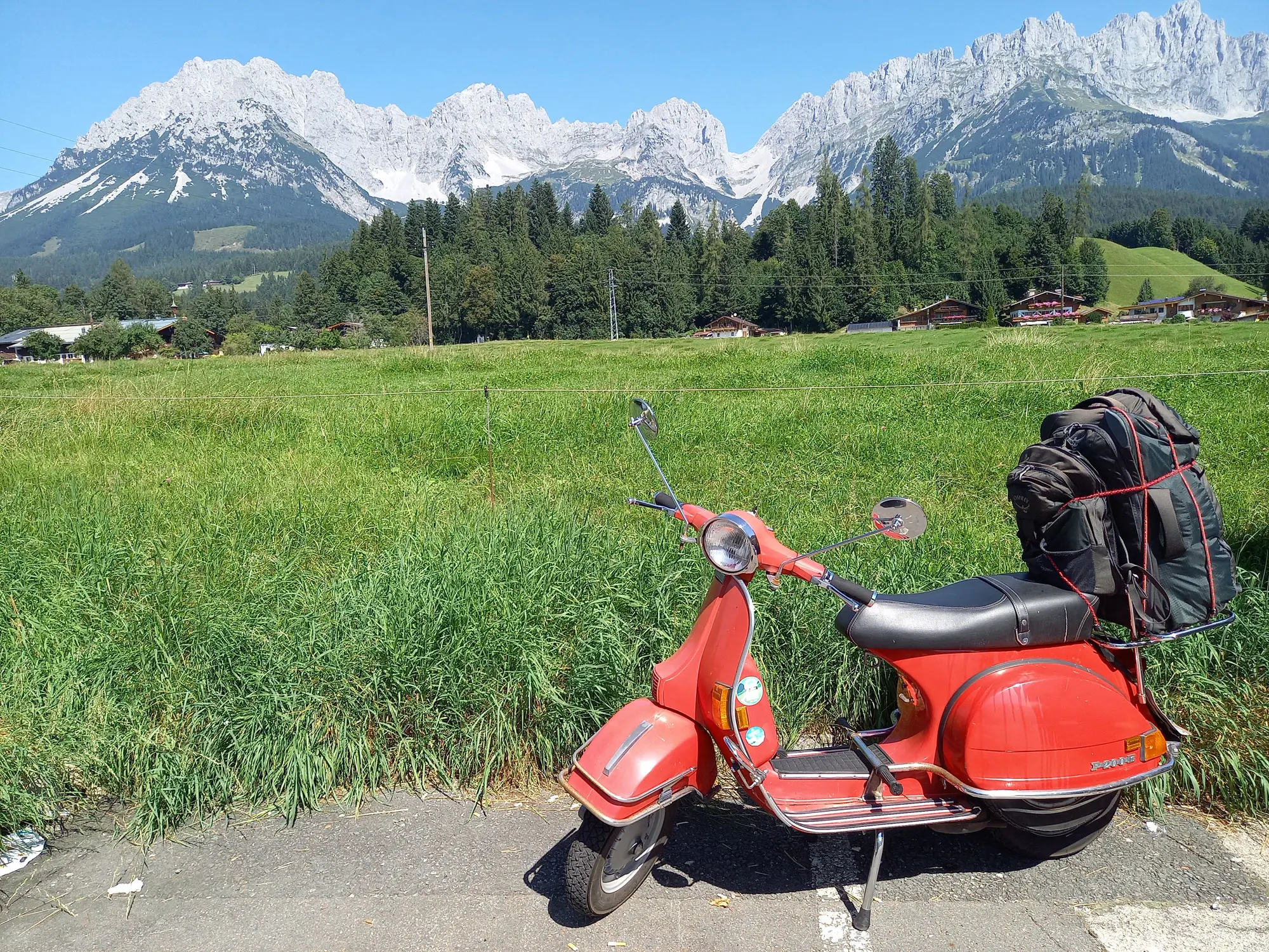 Rote Vespa vor dem Wilden Kaiser - Rote Roller Routen