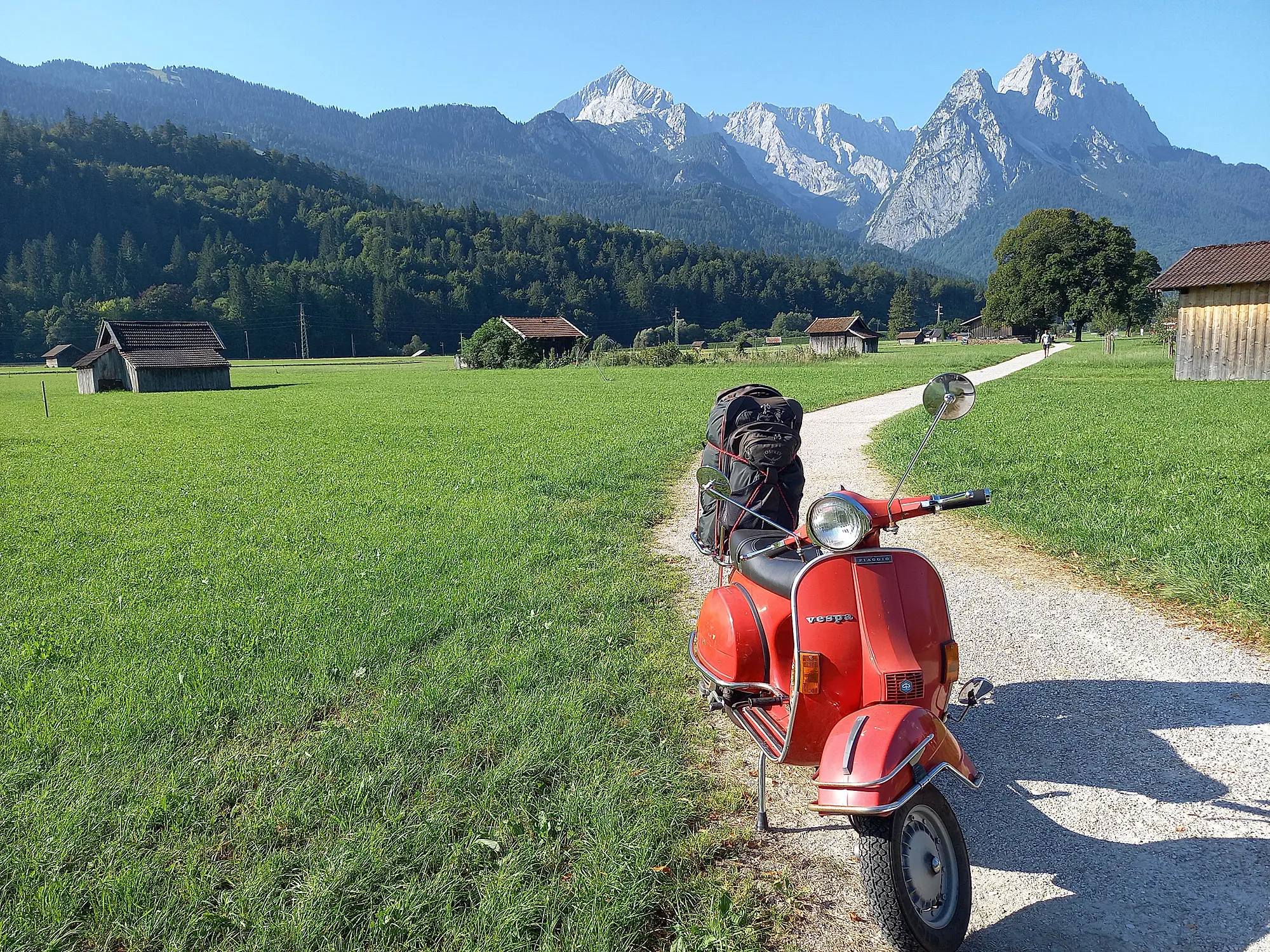 Rote Vespa vor der Zugspitze - Rote Roller Routen