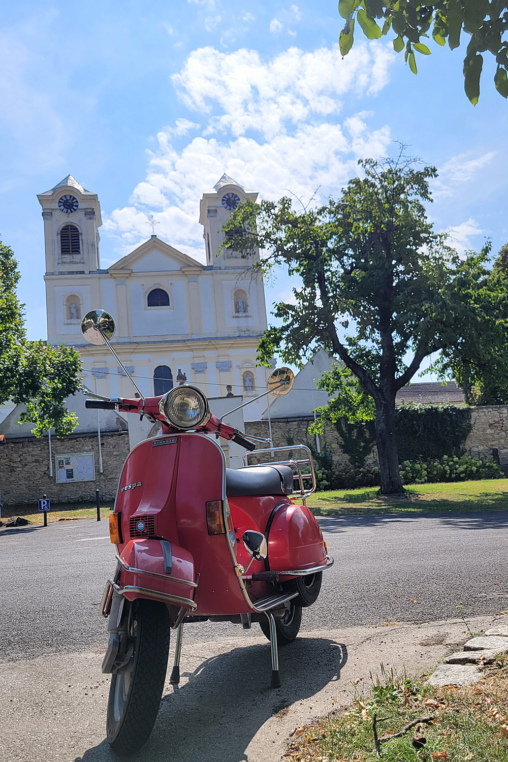 Rote Vespa vor Basilika in Loretto