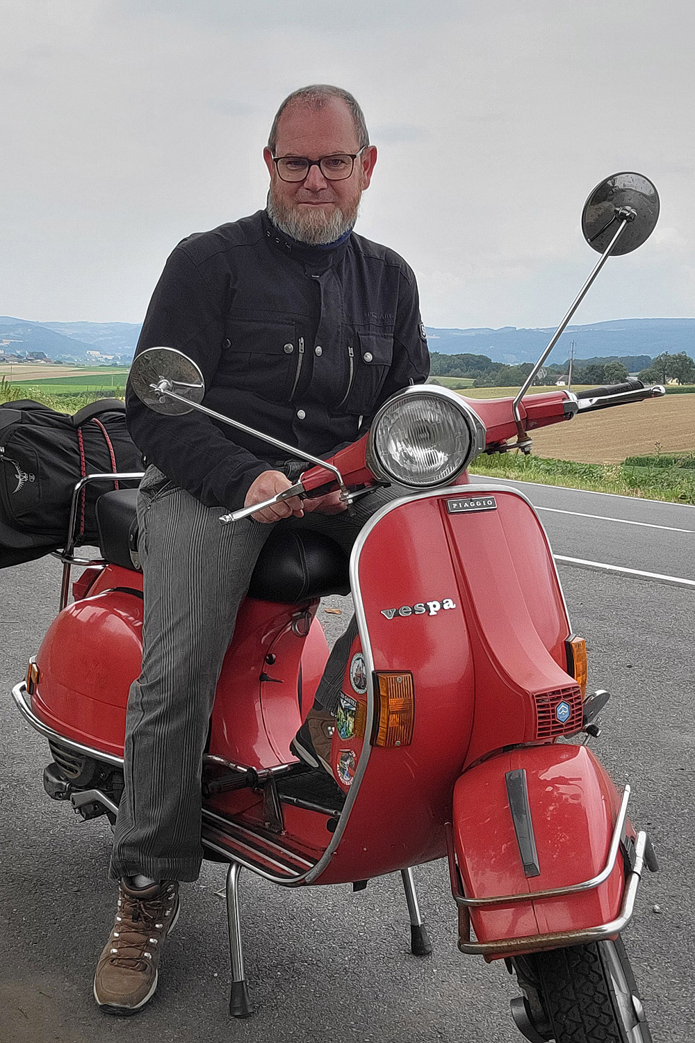 Vespafahrer und rote Vespa bei einer Pause im Mostviertel