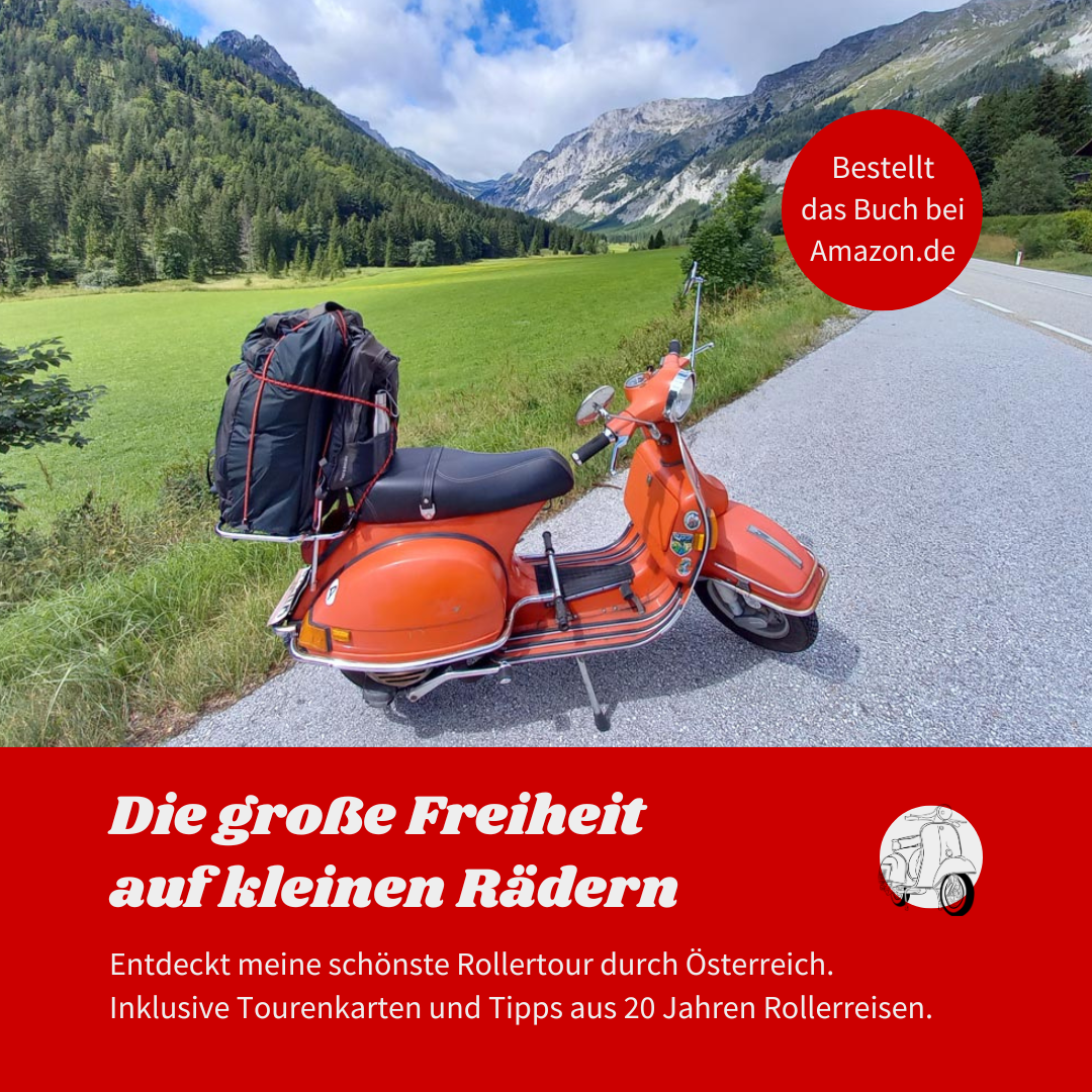 Rote Vespa am Straßenrand als Werbebanner für das Buch "Die große Freiheit auf kleinen Rädern".